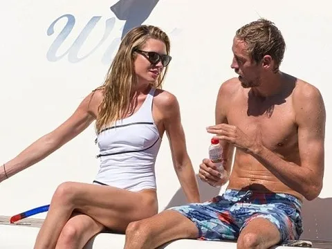 Peter Crouch và vợ xinh bốc lửa tranh thủ du hý chờ Ngoại hạng Anh trở lại