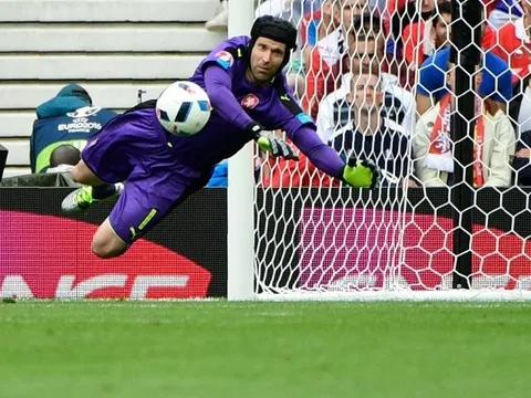 Petr Cech bay lượn như chim vs Tây Ban Nha