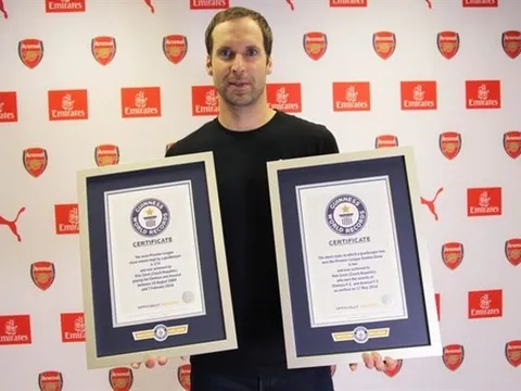 Petr Cech nhận liền 2 kỷ lục Guinness