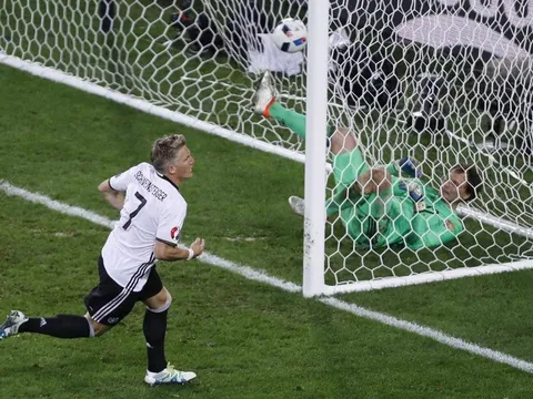 Pha băng cắt và dứt điểm chuẩn xác của Schweinsteiger