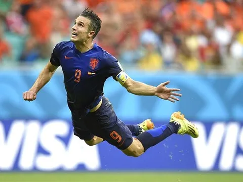 Pha bay người hủy diệt TBN của Van Persie 2 năm trước