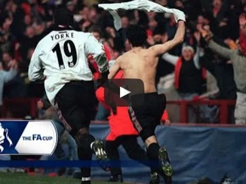 Pha bóng biến hàng thủ Arsenal thành trò hề của Ryan Giggs