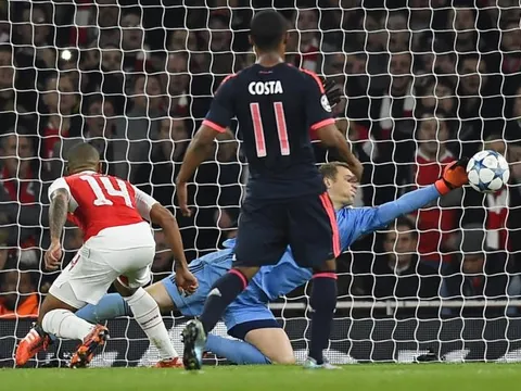 Pha cản phá khó tin của Manuel Neuer vs Walcott