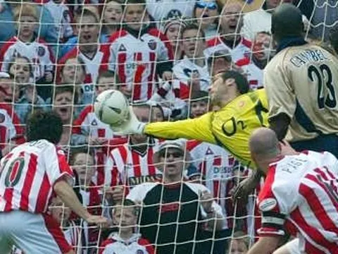 Pha cản phá thế kỷ của David Seaman (Arsenal)