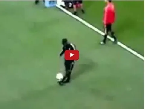 Pha chạm bóng như một vị thần của Ronaldinho