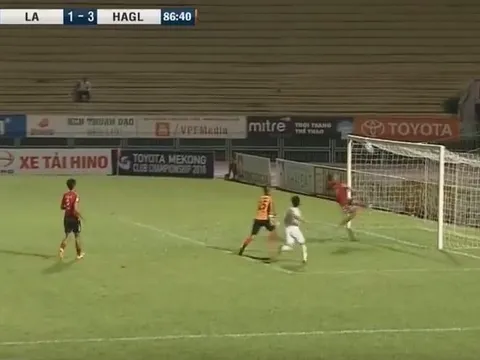 Pha cứu thua khó tin ở V-League được fan quốc tế thán phục