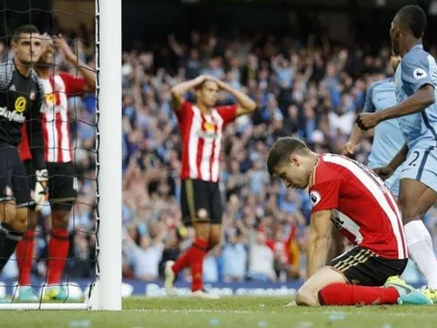 Pha đánh đầu phản lưới nhà đáng tiếc của Paddy McNair