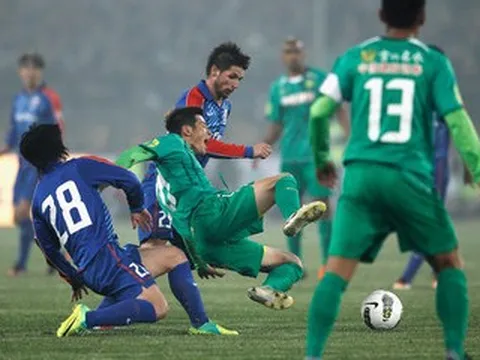 Pha ngã ăn vạ thô thiển của cầu thủ Trung Quốc