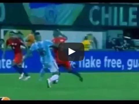 Pha phạm lỗi vô duyên dẫn đến thẻ đỏ của Marcos Rojo