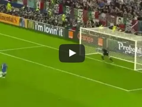 Pha sút 11m trở thành trò cười của Simone Zaza