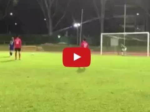 Pha sút penalty có một không hai ở Singapore