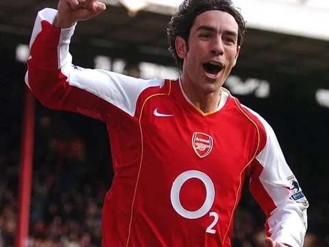 Pha sút phạt đền "bá đạo" của Henry và Pires