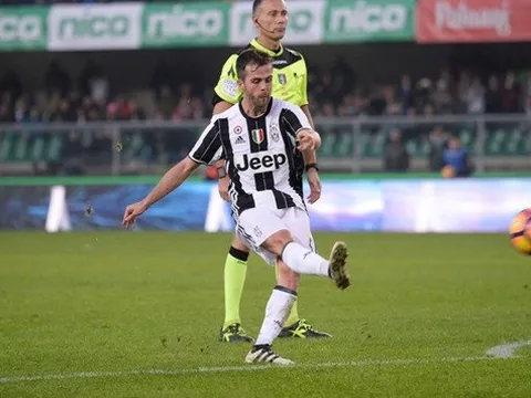 Pha sút phạt đẹp mắt của Pjanic vào lưới Genoa