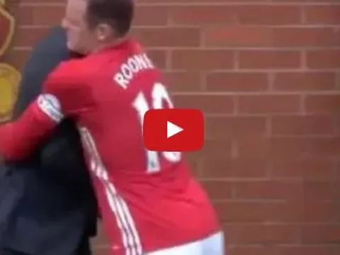 Pha tranh bóng hài hước của Pep Guardiola với Wayne Rooney