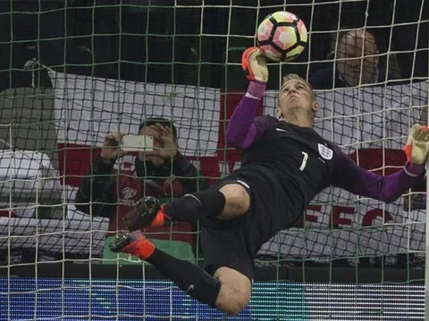 Phải gánh cả tuyển Anh, Joe Hart vẫn bảo vệ đồng đội