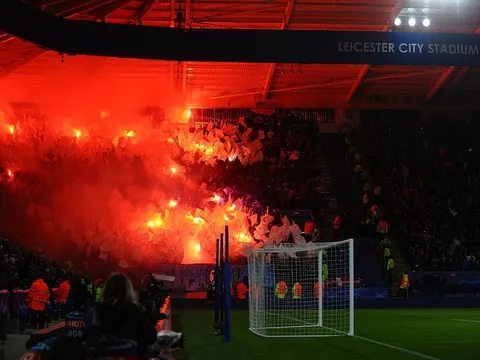 Pháo sáng phủ sân King Power trong ngày Leicester City làm nên lịch sử