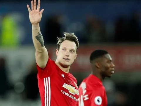 Phil Jones: Đừng để số 4 mãi ám ảnh