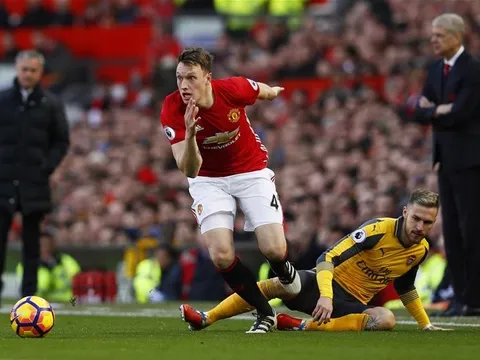 Phil Jones hạ quyết tâm không rời M.U