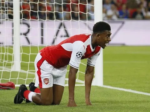 Phung phí cơ hội, sao trẻ Arsenal dằn vặt bản thân