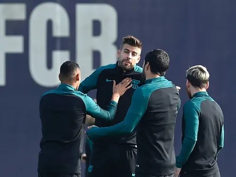 Pique và Suarez cãi tay đôi trên sân tập Barca