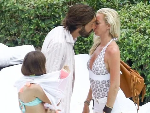 Pirlo hôn bà xã ngay trên bãi biển Miami