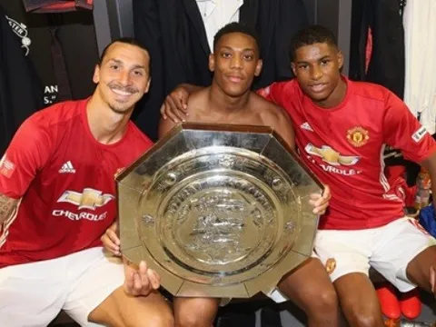 Martial hào hứng nâng đĩa bạc Community Shield cùng Ibra