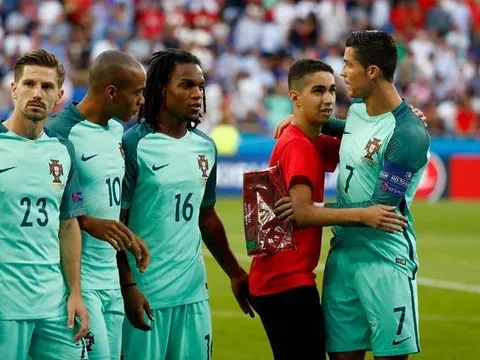 Ronaldo lại “đốn tim” NHM vì hành động đẹp với fan nhí