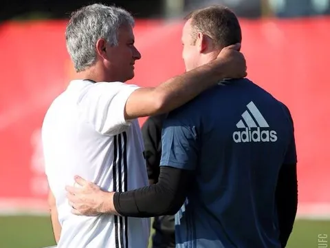 Mourinho vỗ về Rooney trong buổi tập đầu tiên của M.U tại Trung Quốc