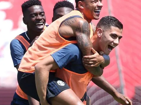 Dàn sao Man United cười ngả nghiêng trong buổi tập