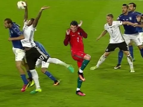 Loạt ảnh chế cực hài sau pha chơi bóng bằng tay của Jerome Boateng