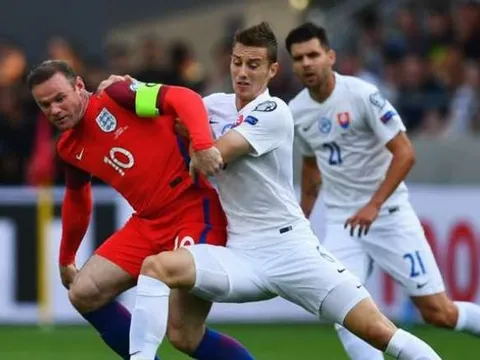Quan điểm chuyên gia: Đừng nên để Rooney đá tiền vệ