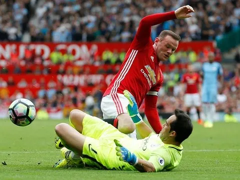 Quan điểm chuyên gia: Man Utd bị 'cướp' 11m ở derby; Chelsea hòa oan uổng