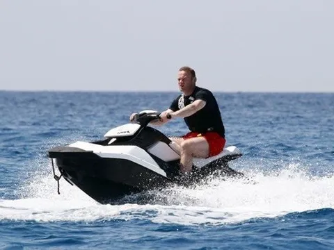 Rooney lái môtô nước, trút bỏ nỗi buồn thất bại