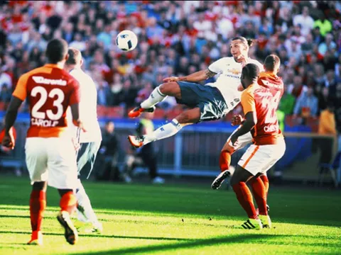 Ra mắt M.U, Ibrahimovic lập ngay siêu phẩm 'cắt kéo'