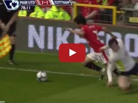 Rafael của Man United biến Gareth Bale thành trò hề