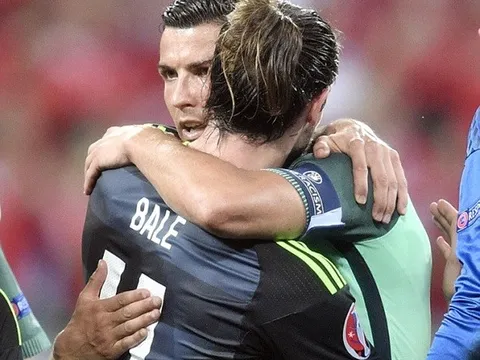 Ronaldo đã nói gì với Bale sau chiến thắng?