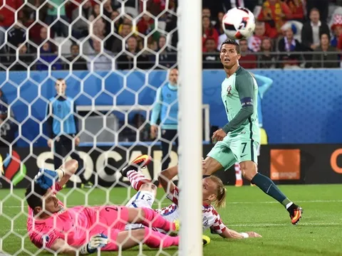 Thích bị tra tấn, mời xem Ronaldo và Lewandowski