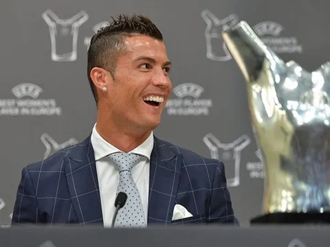 Ronaldo hào hứng ký tặng fan, cười tươi khi được vinh danh