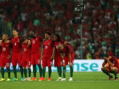 Ronaldo núp sau lưng đồng đội xem đá luân lưu 11m