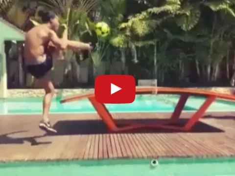Ronaldinho biểu diễn kĩ thuật dị bên hồ bơi