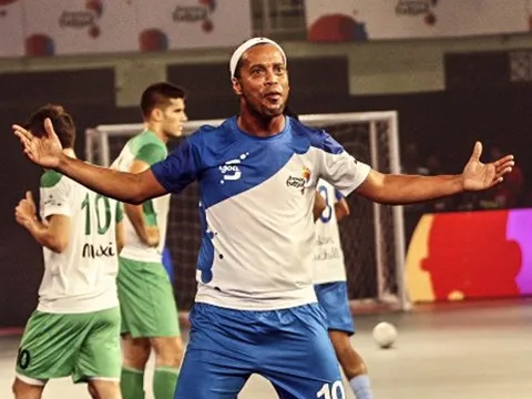 Ronaldinho ghi 5 bàn trong chiến thắng trước đội của Paul Scholes