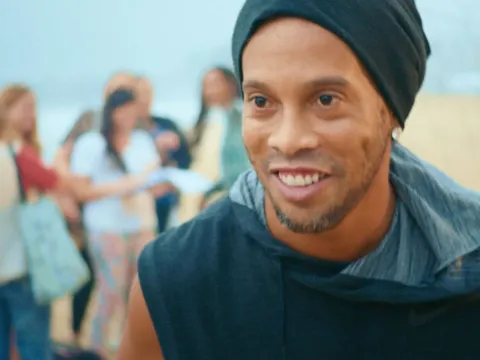 Ronaldinho phô diễn kỹ thuật khi giới thiệu Olympics 2016