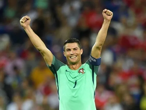 Ronaldo tỏa sáng đúng lúc, đưa Bồ Đào Nha vào chung kết EURO 2016