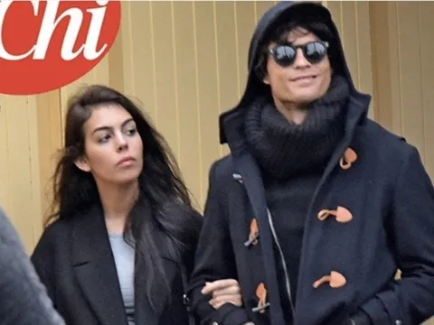 Ronaldo ngụy trang, hôn người tình lạ mặt