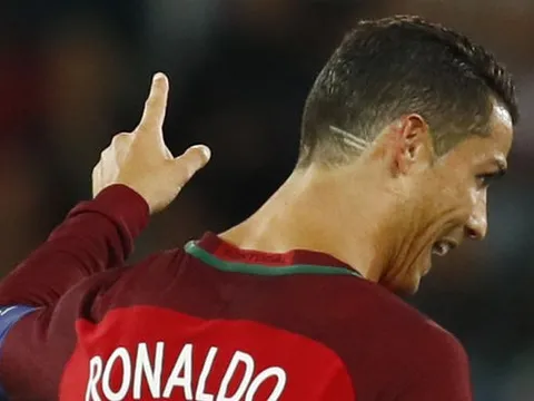 Ronaldo lại dùng kiểu tóc để làm từ thiện?