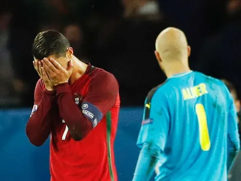 Nên thông cảm cho Ronaldo