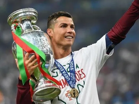 Chỉ trong vài ngày, Ronaldo đánh bại Messi hai lần