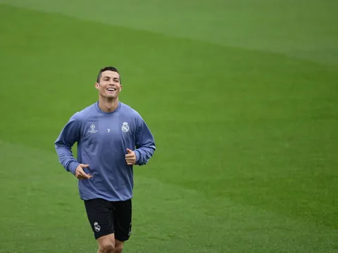Ronaldo cười tươi trên sân tập, sẵn sàng chiến Champions League