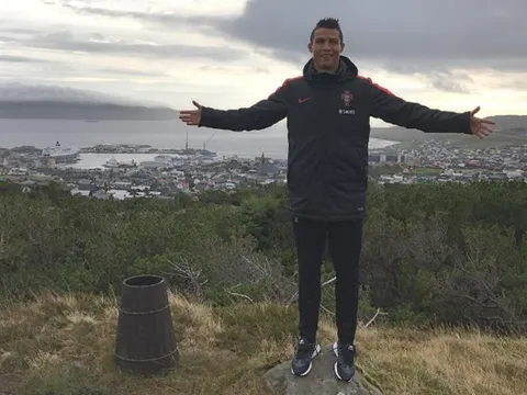 Ronaldo đi bộ thư giãn, sẵn sàng bắn hạ Đảo Faroe
