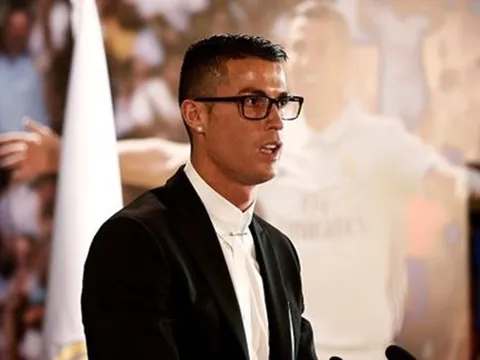 Ronaldo gặp rắc rối vì cặp kính từng bị chế giễu